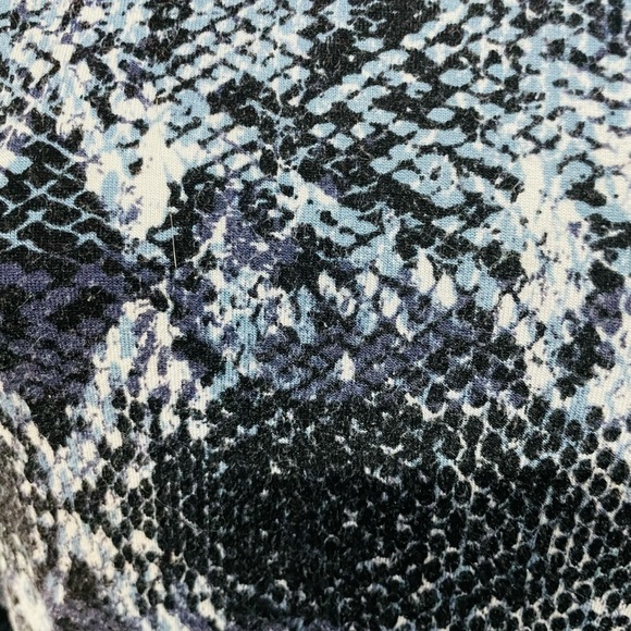Banana Republic Blouse Blue and Black Snake Skin print Very soft Long Sleeves - Picture 5 of 6
